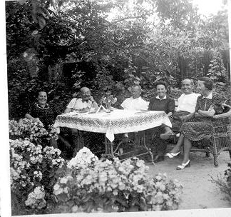 Csalad asztalnal a kertben.jpg (87126 bytes)